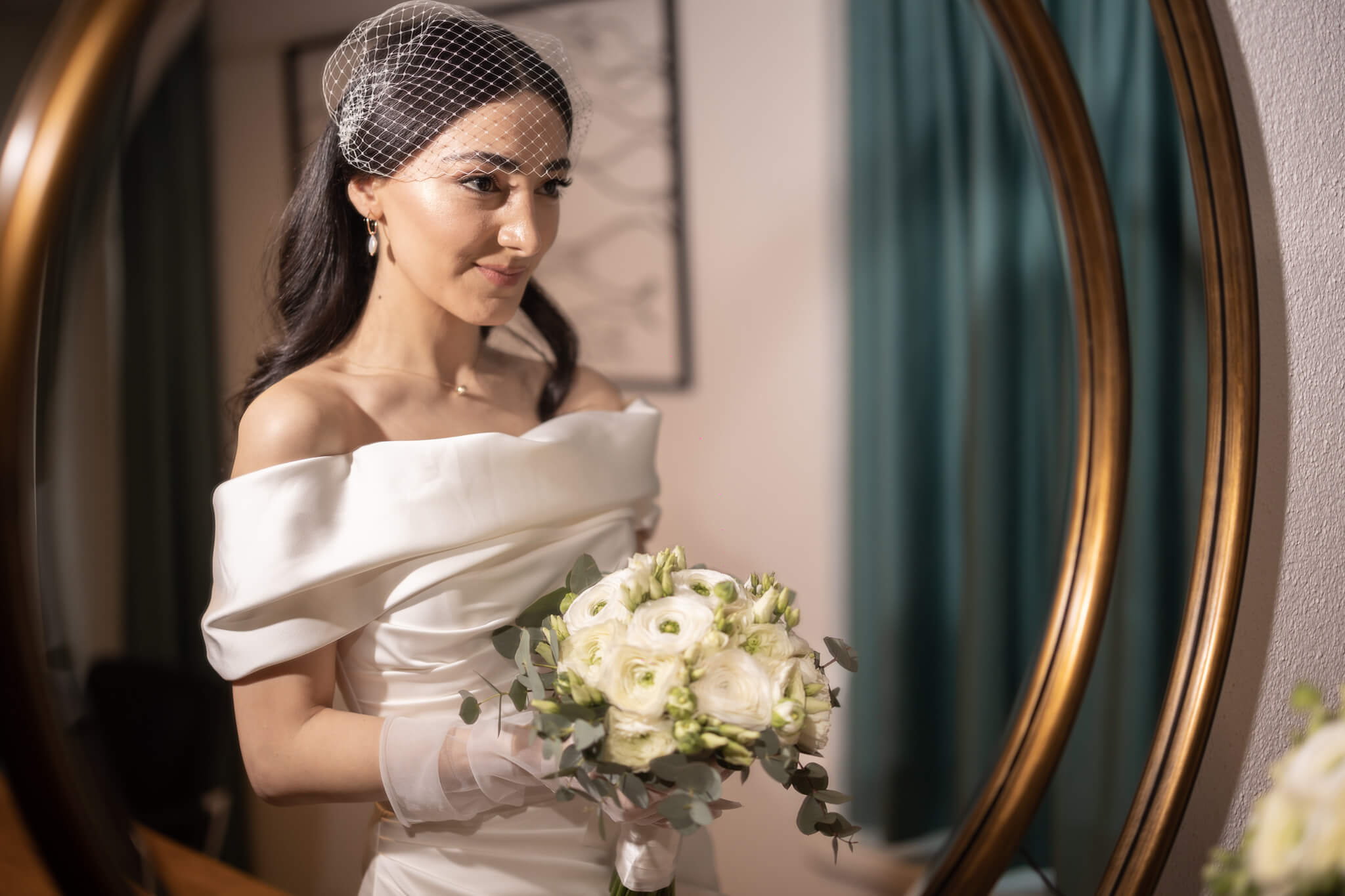 Braut beim Getting Ready schaut in den Spiegel