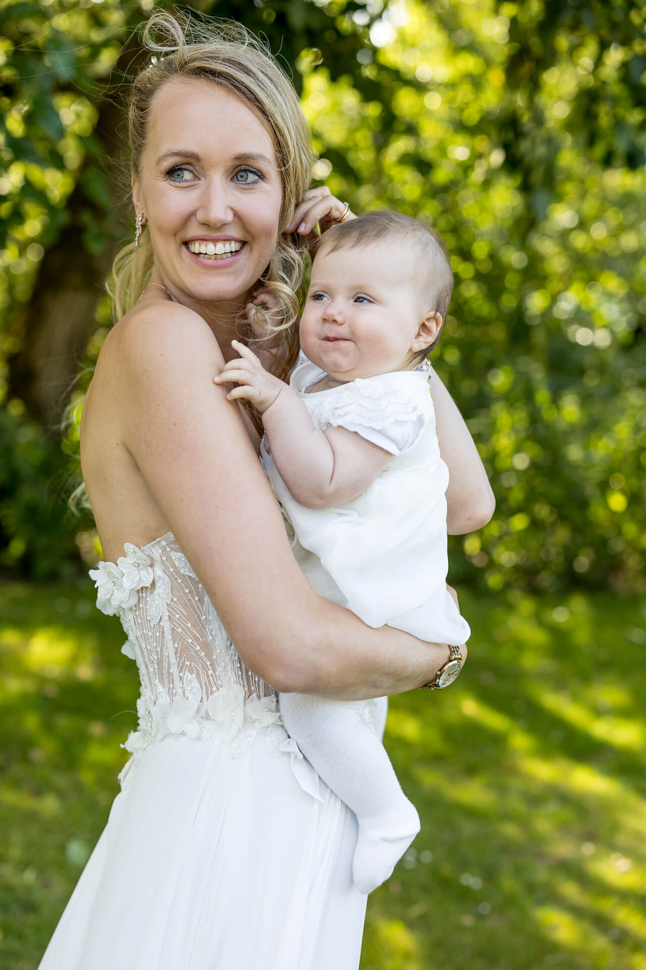 Portrait von Braut mit dem Baby