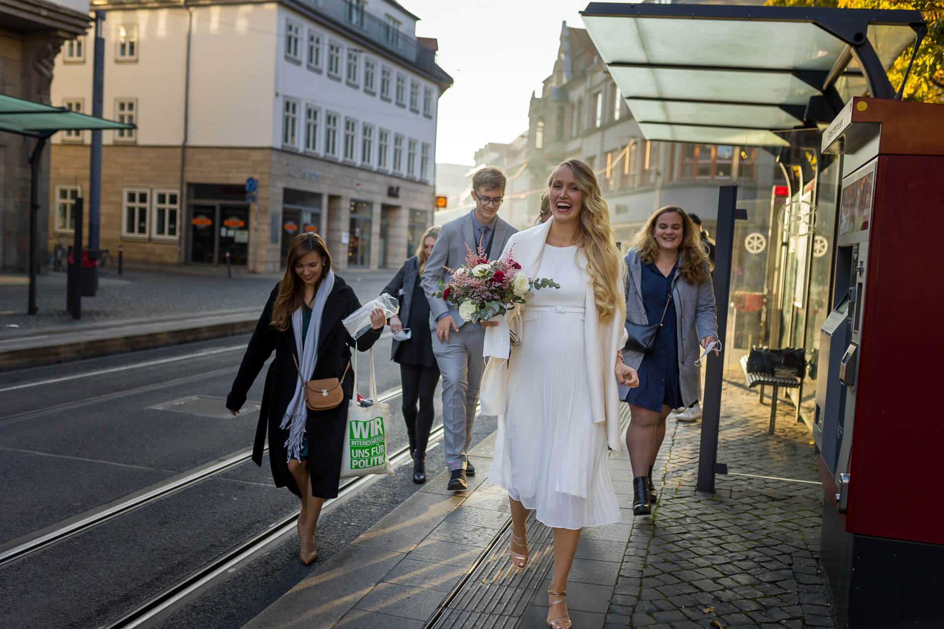 Nach dem Getting Ready auf den Weg zur Trauung in Erfurt; Braut läuft vorne Weg