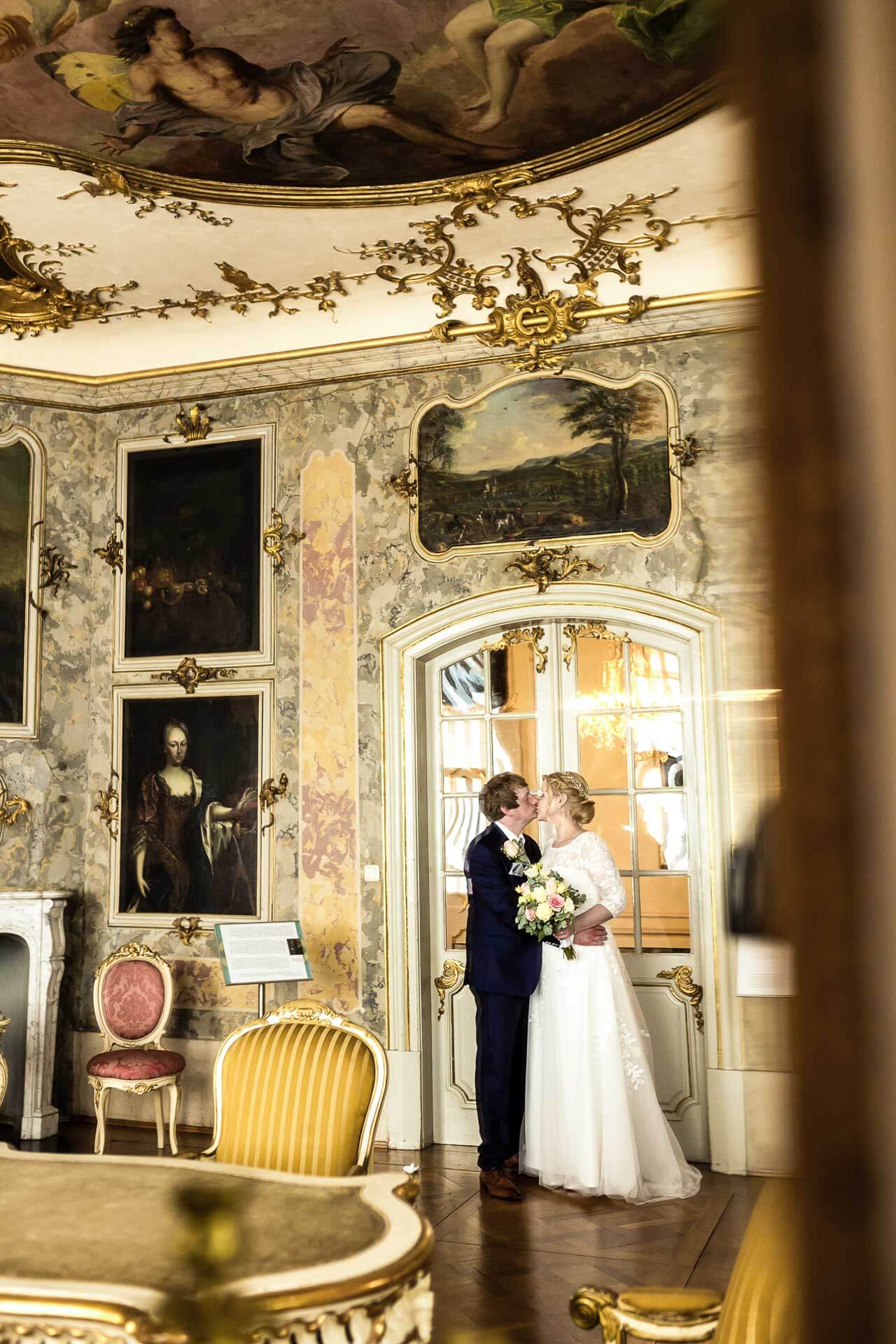 Braut und Bräutigam küssen sich im Schloss Molsdorf beim Brautpaarshooting
