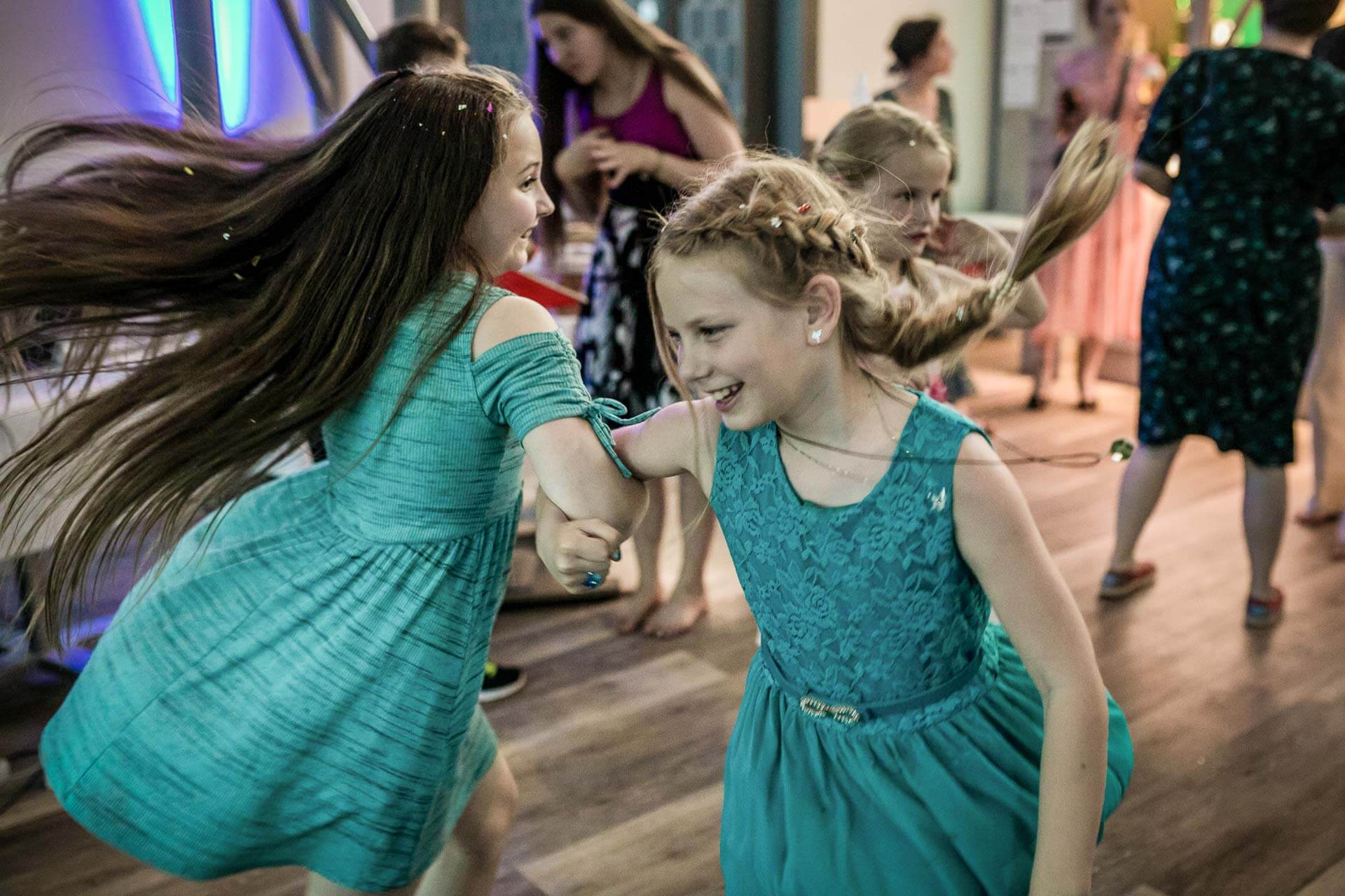 Zwei junge Mädchen haben freude beim Tanzen auf der Hochzeit