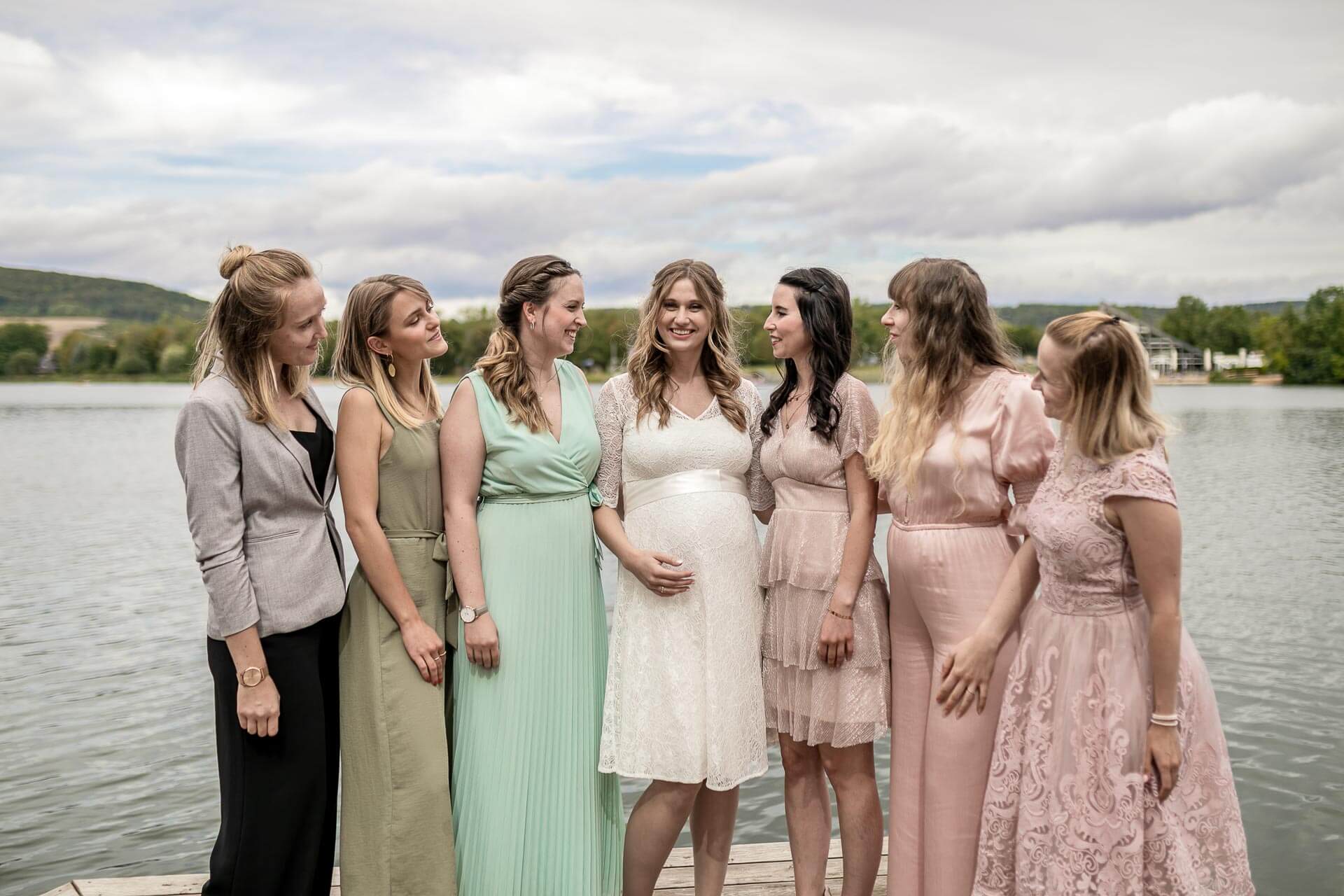 Gruppenfoto mit den Freundinnen der Braut und der Braut in der Mitte