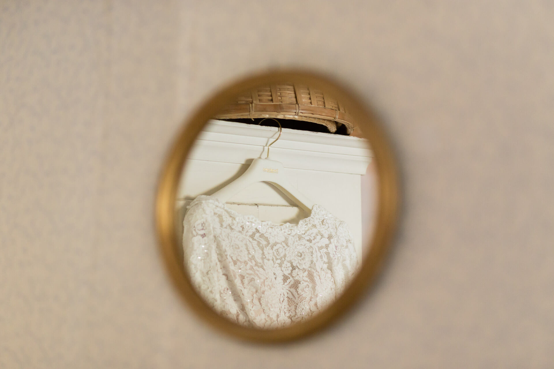 Brautkleidausschnitt ist im Spiegel zu sehen