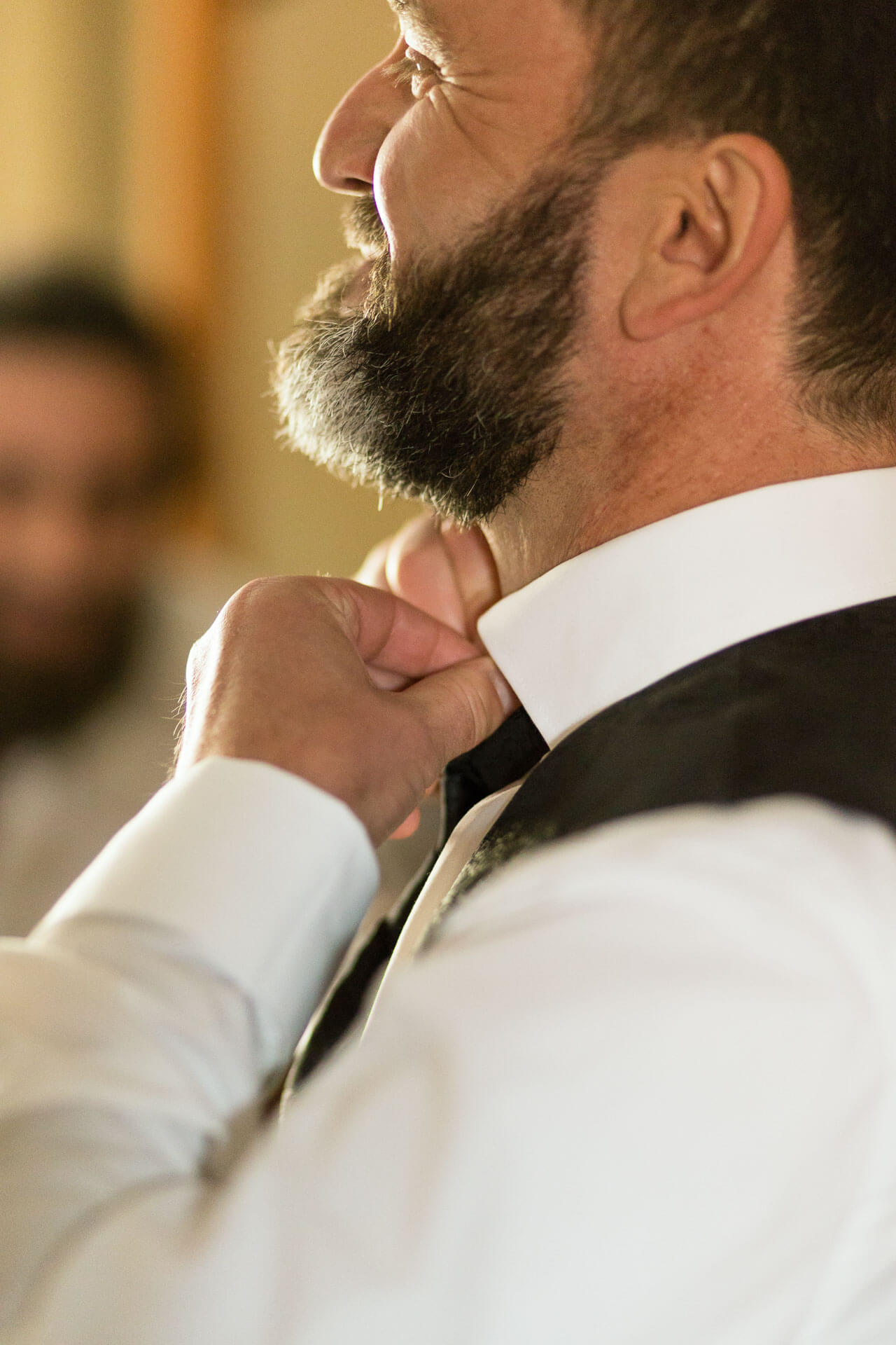 Bräutigam schiebt sich die Krawatte zurecht beim Getting Ready in Thüringen