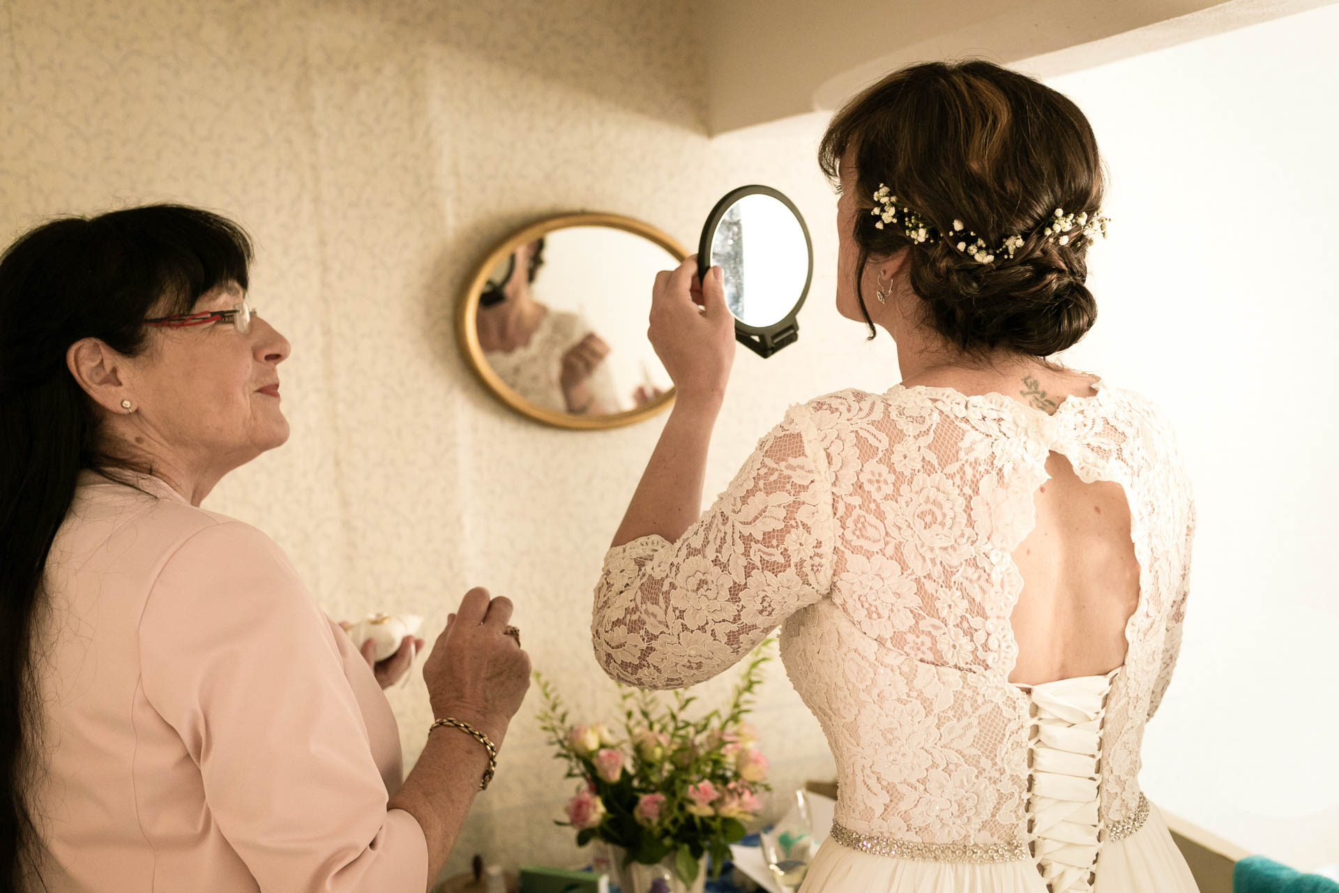 Getting ready der Braut Braut wird vor dem Spiegel geschminkt