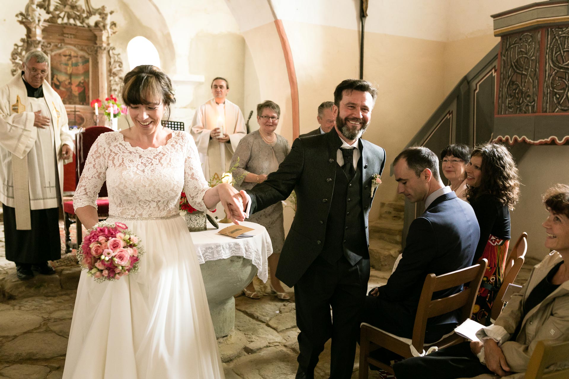 Auszug Brautpaar Braut und Bräutigam schreiten nach der kirchlichen Trauung aus der Kirche – Hochzeitsfotografie Jena