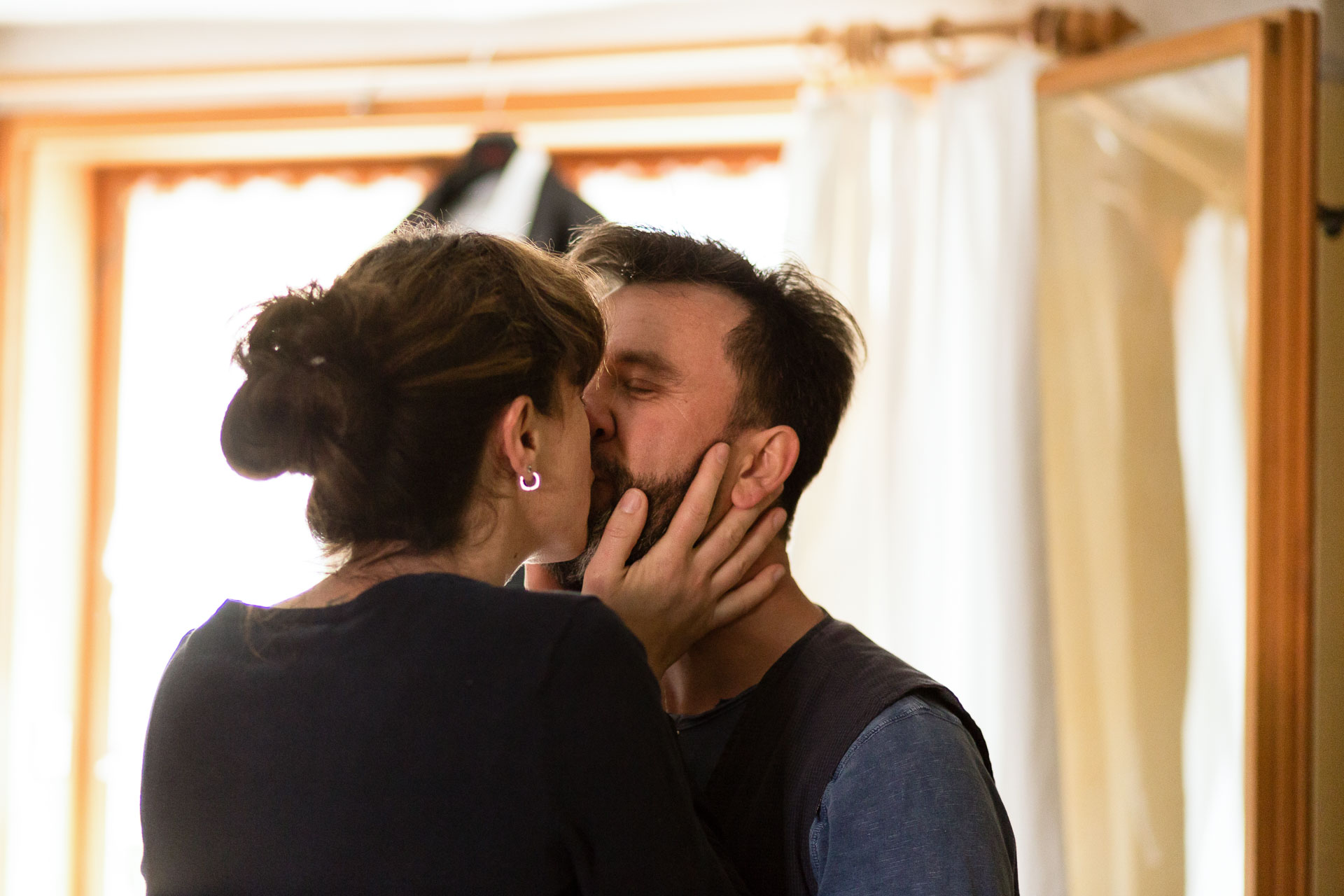 Getting Ready Braut und Bräutigam Getting Ready Braut und Bräutigam küssen sich – Hochzeitsfotograf Erfurt dokumentiert Vorbereitungen