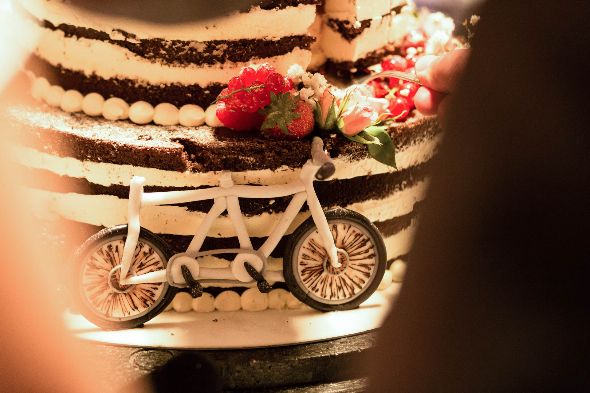 Detailaufnahme Hochzeitstorte Brautpaar schneidet Hochzeitstorte an – Hochzeitsreportage Thüringen