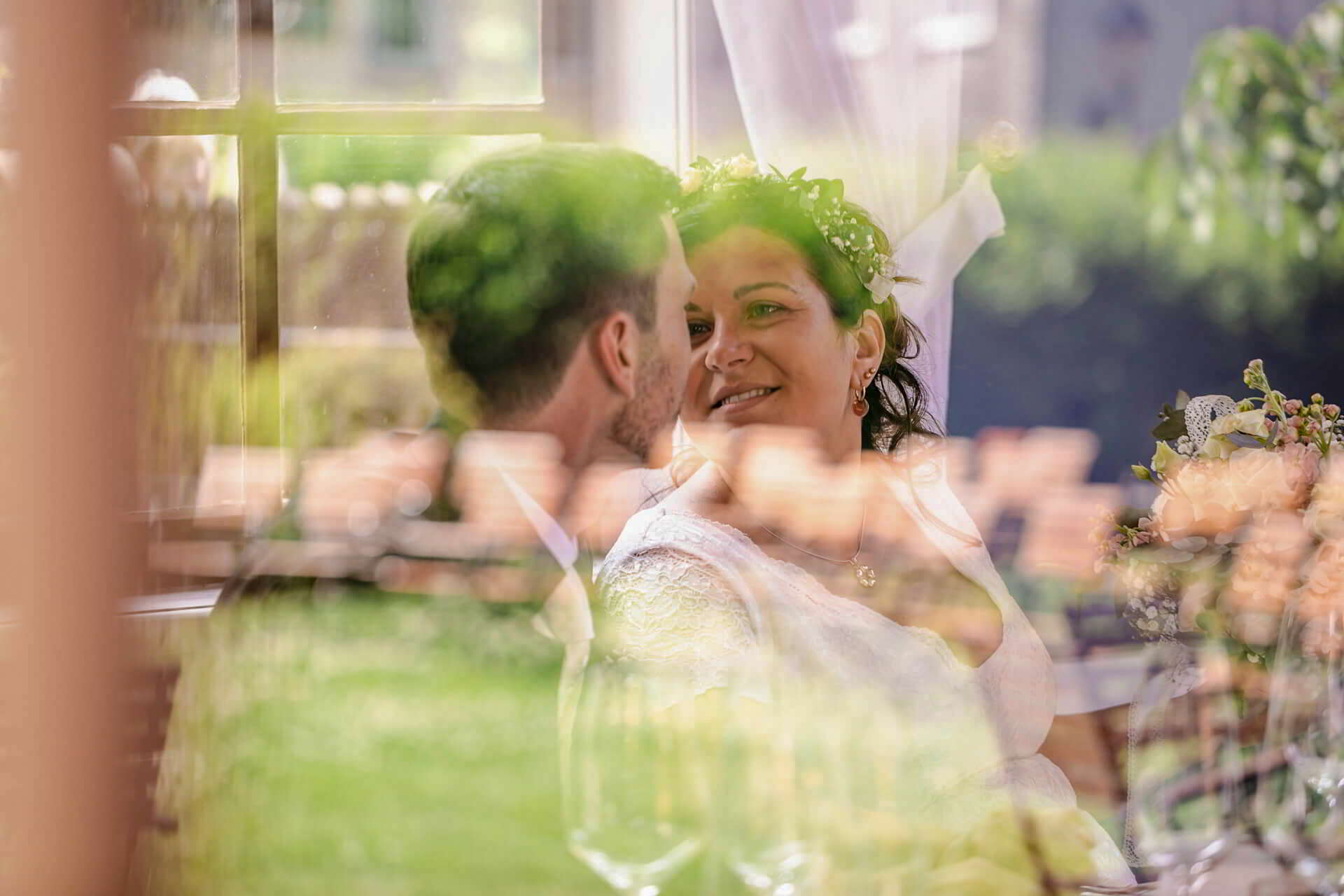 Brautpaar schaut sich tief in die Augen Nch der Freien Trauung im Grünen in Rudolstadt– Outdoor-Hochzeit Thüringen fotografiert
