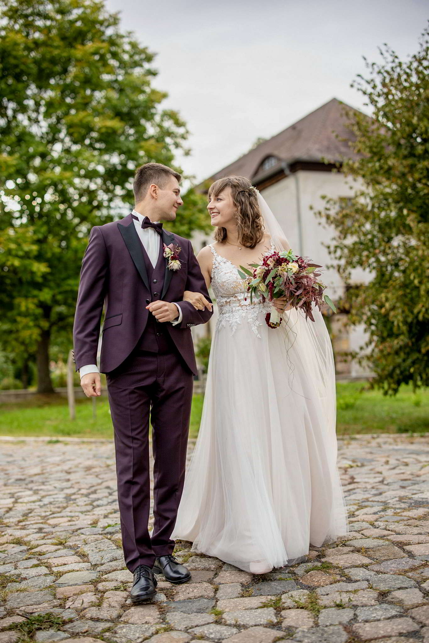 Paar vor Location Brautpaar vor Schloss Positz– Hochzeitsfotos Jena Umgebung