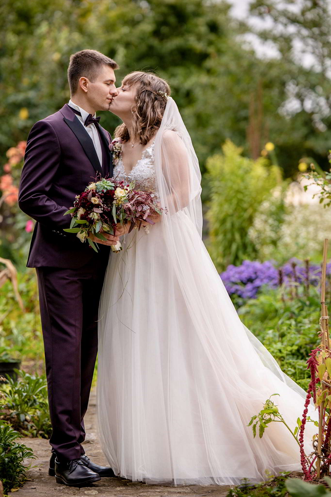 Paar küsst sich Brautpaar im Garten Schloss Positz– Hochzeitsfotos Erfurt Umgebung