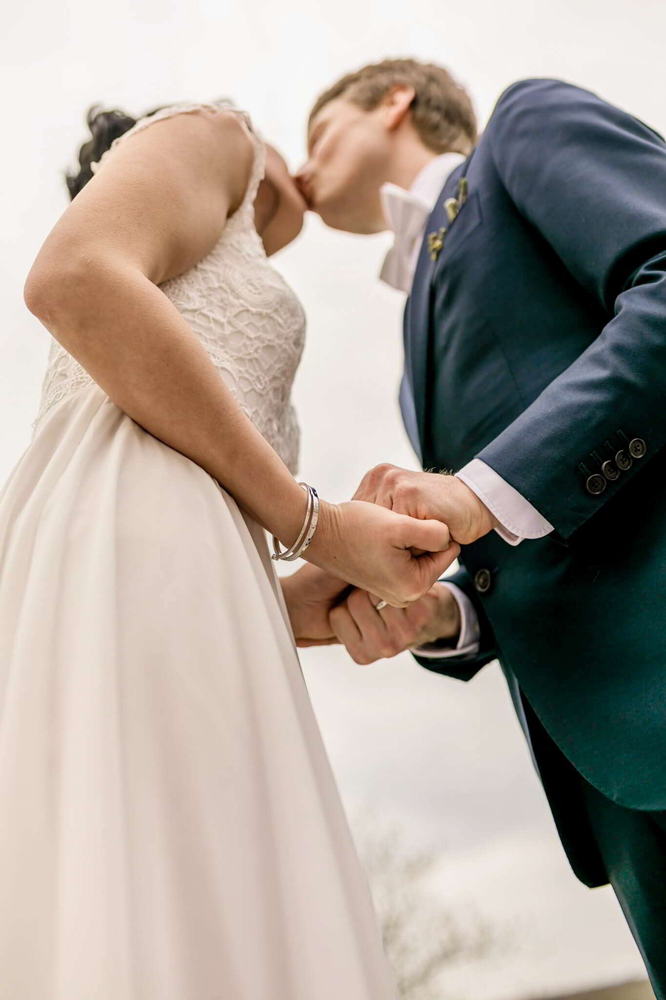 Paar küsst sich Romantischer Kuss Brautpaar – natürliche Hochzeitsfotografie Weimar