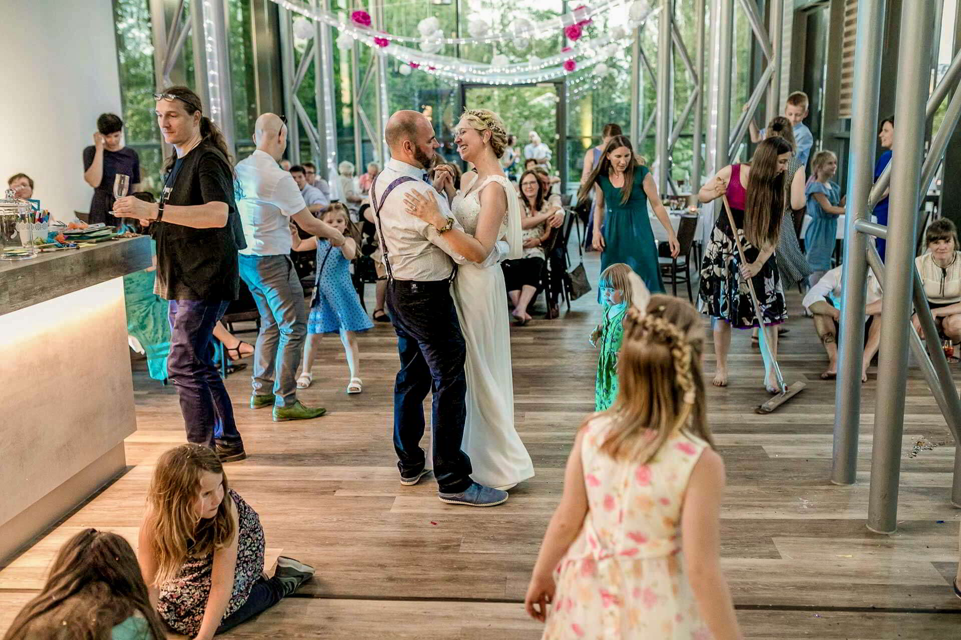 Party mit den Gästen Gäste feiern und tanzen ausgelassen auf der Hochzeitsfeier